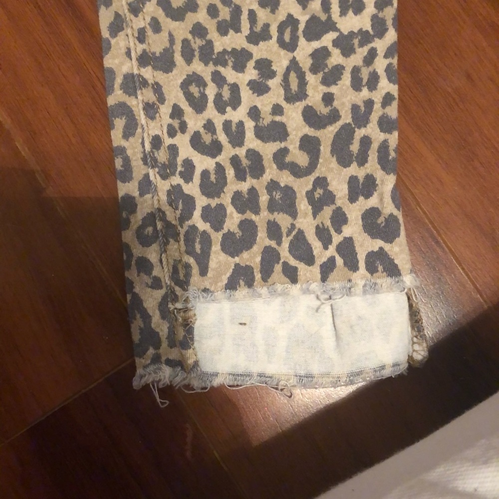 Leopard print, ankle jegging.